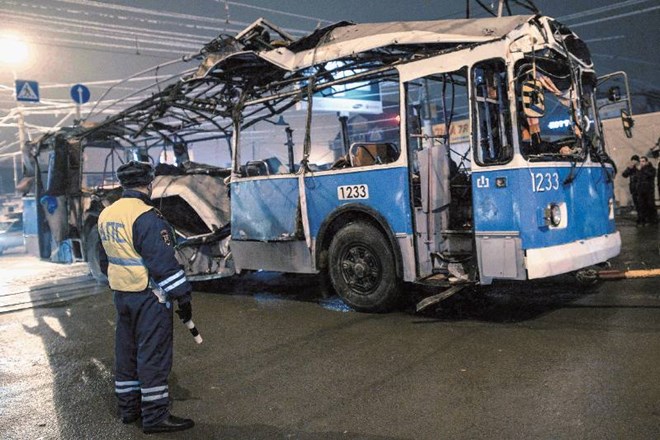 V jutranjem samomorilskem napadu v Volgogradu se je samomorilec razstrelil v polnem avtobusu in ubil 14 ljudi. 