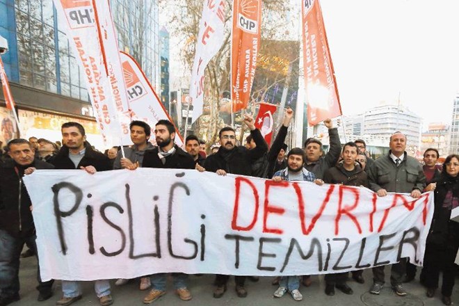 Protestniki na ulicah glavnega mesta Turčije Ankara nosijo transparent s sloganom: »Samo revolucija lahko očisti to nesnago!«...