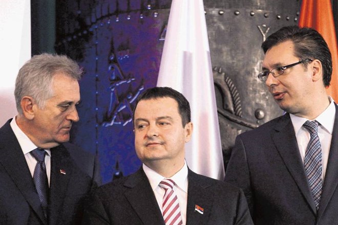 Je premier Srbije socialist Dačić (v sredini) postal moteči element za vodilna moža Napredne stranke Tomislava Nikolića,...
