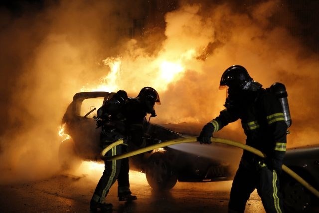 Z nasiljem in vandalizmom so se med drugim borili tudi gasilci v Lillu, kjer so skušali pogasiti goreče vozilo. 