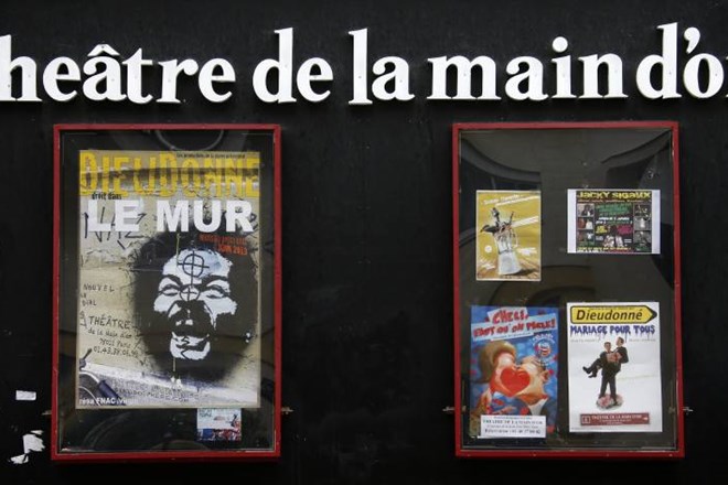 Plakat predstave "Le Mur" francoskega komika  M'bale M'bale Dieudonnéja.    