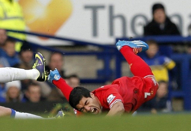 Med bolj znanimi nogometaši, ki so pogosto obtoženi simuliranja, je tudi Liverpoolov zvezdnik Luis Suarez. (Foto: Reuters) 