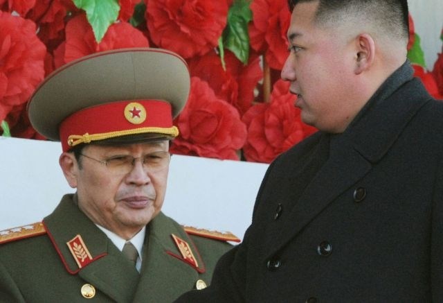 Kim Jong Un (desno) s stricem Jang Song Tekom.  