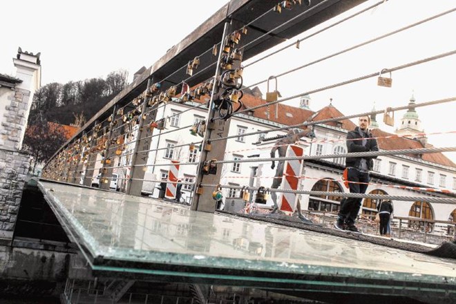 Mestna občina Ljubljana je po Mesarskem mostu namestila varnostne trakove, da pešci ne bi hodili po kar 17 počenih steklenih...