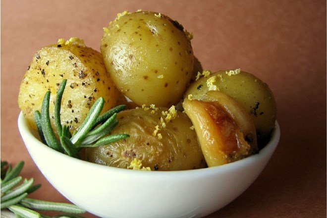 V pečici na olivnem olju pečen krompir, odišavljen s svežim rožmarinom in strtim česnom, je že sam po sebi gurmanski...