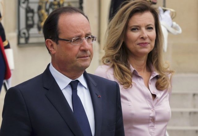Francoski predsednik Francois Hollande s partnerko Valerie Trierweiler, ki je po razkritju novice, da jo vara, pristala v...