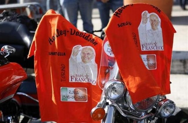 Papežev Harley-Davidson na dražbo