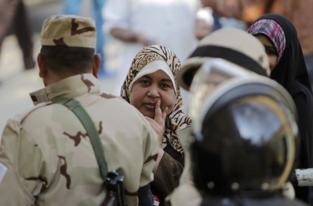 Egipt: Za varnost na voliščih skrbi okoli 350.000 pripadnikov varnostnih sil; nasilje terjalo več žrtev