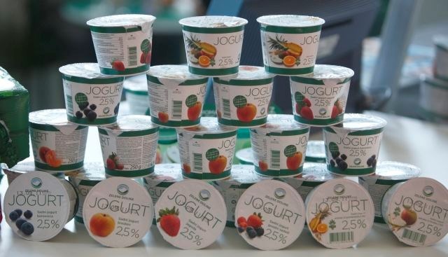 V sadnih jogurtih ogromno sladkorja in le malo sadja