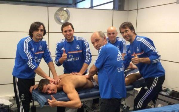Cristiano Ronaldo v družbi fizioterapevtov madridskega Reala. (Foto: Twitter) 