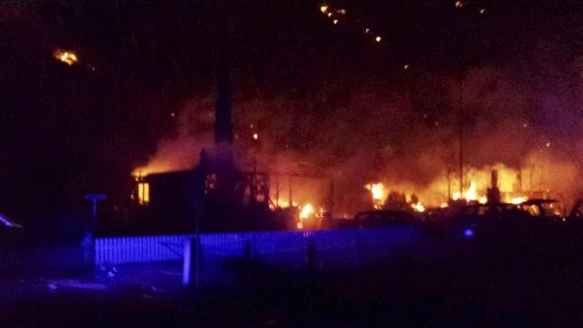 V slikovitem norveškem mestecu požar uničil več hiš (video)