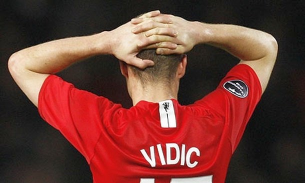 Nemanja Vidić s soigralci letos ne blesti, saj je Manchester United v angleškem prvenstvu izgubil že sedem tekem. (Foto:...
