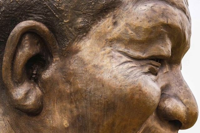 Bronastega zajca v ušesu kipa Nelsona Mandele so opazili šele en mesec po njegovem odkritju. 