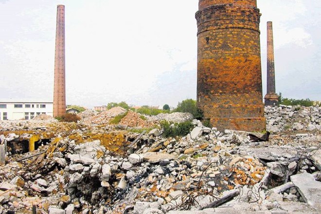 Evropska komisija je zahtevala, da se staro cinkarno (na fotografiji) in deponijo v Bukovžlaku sanira do konca minulega leta....