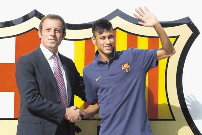Ko je Neymar (desno) poleti prišel v Barcelono, je bila to velika osebna zmaga predsednika kluba Sandra Rosella (levo). Toda...