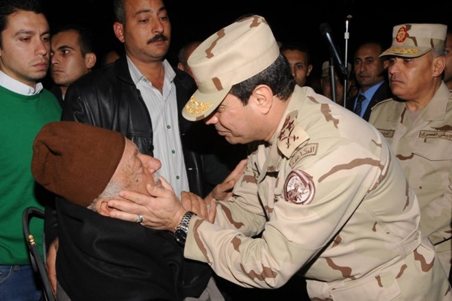 Egiptovski general Abdel Fatah Al Sisi tolaži očeta ubitega vojaka na Sinaju. (Foto: Reuters) 