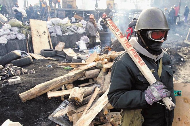 V Kijevu okoli vladnih poslopij rastejo nove barikade,  protesti pa se širijo po vsej državi. 