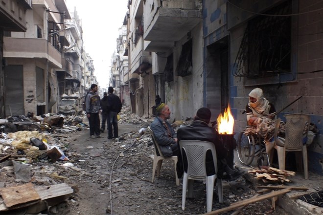 V obleganem starem mestnem jedru Homsa naj bi bilo po navedbah sirske vlade ujetih 2500 ljudi. (Foto: Reuters) 