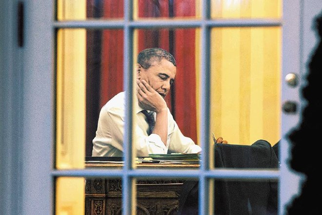 Predsednik Obama v pisarni v Beli hiši na predvečer govora o stanju v državi 