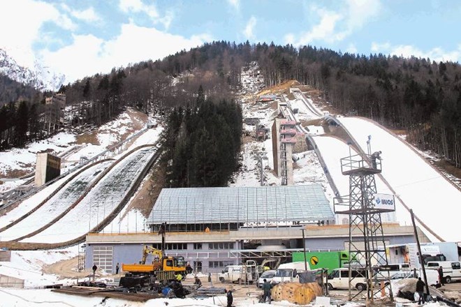 Do tekem finala svetovnega pokala v skokih v Planici marca letos bo moral biti servisni objekt Čaplja dokončan. 
