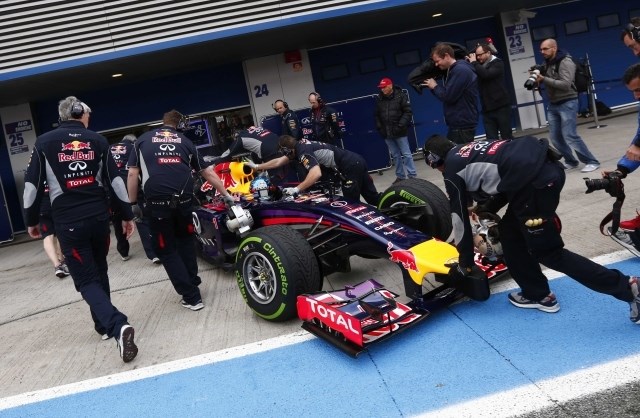 Dirkalnika Red Bulla sta prve dni testiranj več časa preživela v garaži kot na progi. (Foto: Reuters) 
