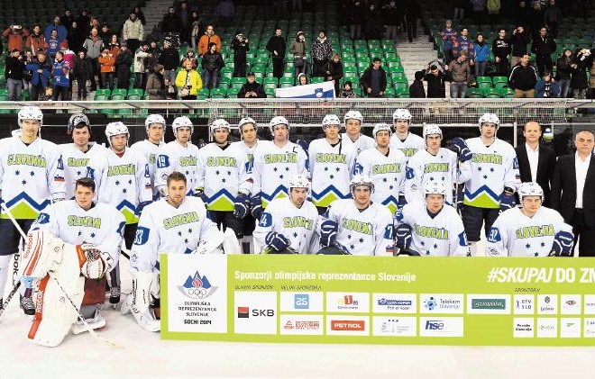 Slovenski hokejski reprezentanti so se sinoči občinstvu predstavili v novih dresih, v katerih bodo nastopali v Sočiju. 