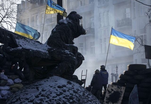 Na tisoče protestnikov še vedno zaseda glavni trg v Kijevu in vladna poslopja. 