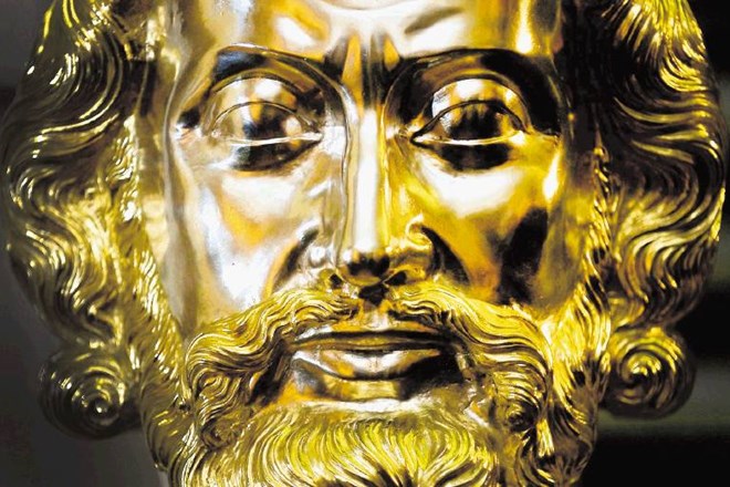 V srebrnem in zlatem doprsnem kipu Karla Velikega v zakladnici katedrale v Aachnu so shranjeni tudi deli njegove  lobanje. 