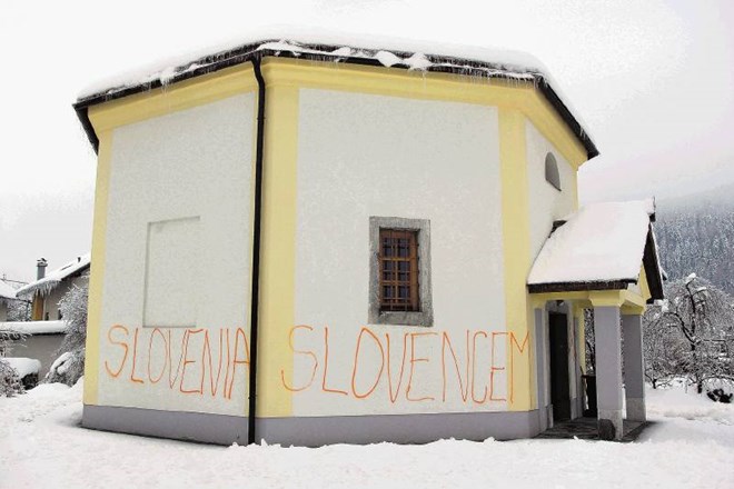 Na vhod kapele so neznanci narisali dve svastiki, zid pa »okrasili« s slovnično zmedenim napisom »Slovenia Slovencem«. 