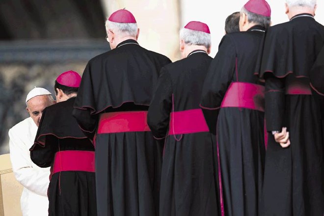 Kritiki Cerkve pozorno opazujejo, kakšna je in bo politika papeža Frančiška do problema spolnih zlorab otrok. 