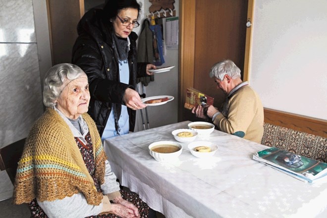 Kosilo socialnih oskrbovalk je v teh dneh edini topli obrok za mnoge starejše na najbolj prizadetih območjih. Tudi za gospo...