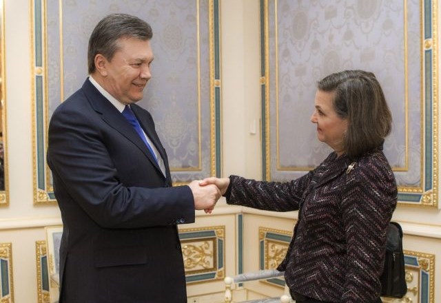 Namestnica ameriškega državnega sekretarja Victoria Nuland in ukrajinski predsednik Viktor Janukovič. 