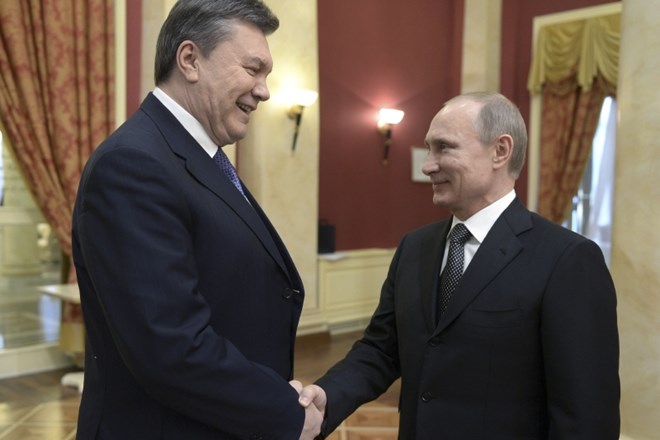 Ukrajinski predsednik Viktor Janukovič (levo) in ruski predsednik Vladimir Putin (desno).    