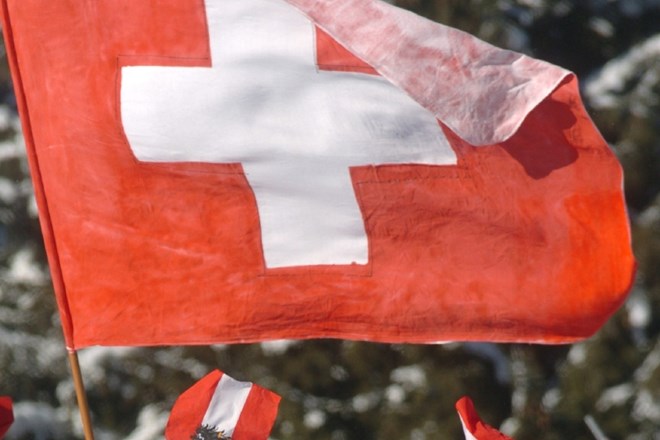 Švicarji najverjetneje podprli uvedbo kvot za priseljevanje iz EU, Bruselj odločitev obžaluje