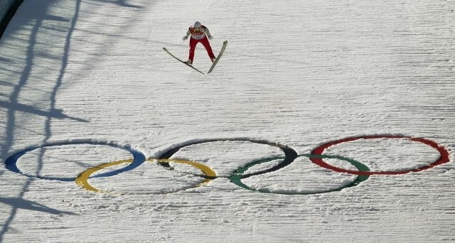 Nemec Eric Frenzel vodi po skakalnem delu tekme nordijskih kombinatorcev na zimskih olimpijskih igrah v Sočiju. 