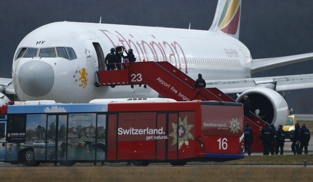 Etiopsko potniško letalo boeing 757, ki je bilo danes iz etiopske prestolnice Adis Abebe na poti v Rim, so ugrabili in...