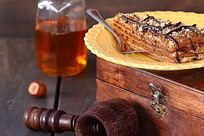 Marlenka, češka torta z medom in lešniki.  