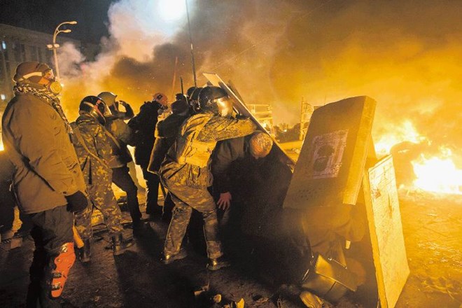 Eden od vročih prizorov z ulic Kijeva v noči na sredo, ko  je prišlo do spopadov med varnostnimi silami in protestniki, ki...