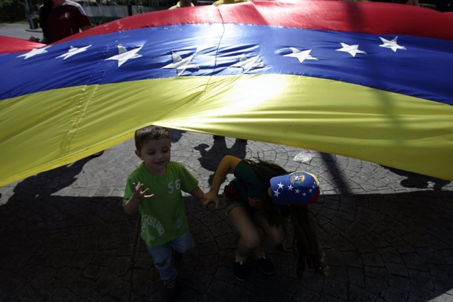 Protesti še naprej hromijo Venezuelo