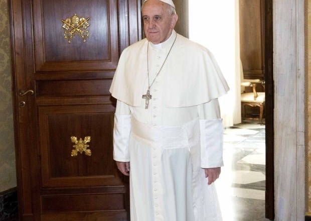 Benedikt novemu papežu Frančišku izkazuje globoko spoštovanje. (Foto: Reuters) 