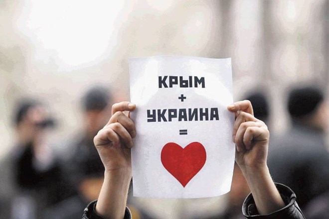 Tudi v Sevastopolu na Krimu, kjer so Rusi v večini, so zagovorniki enotne Ukrajine pripravili proteste, na katerih so nosili...