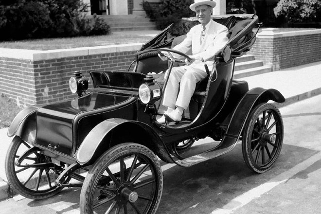 Na fotografiji iz leta 1943 je odlično ohranjeni električni avto iz leta 1904, s katerim so do tedaj prevozili le nekaj sto...
