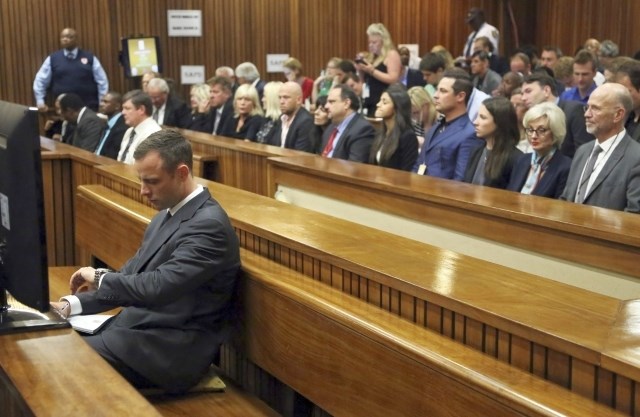 Oscar Pistorius je obtožen naklepnega umora svojega dekleta Reeve Steenkamp. (Foto: Reuters) 