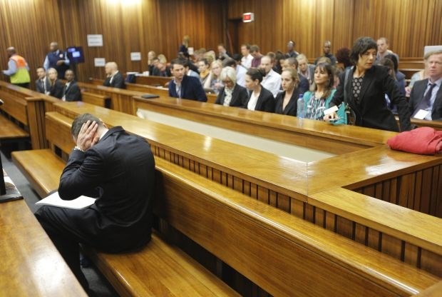 Oscar Pistorius si je na sodišču zatiskal ušesa. (Foto Reuters) 