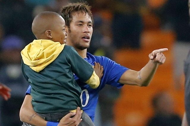 Deček, ki je pritekel na igrišču v Johannesburgu, tega »prekrška« ne bo nikoli pozabil. (Foto: Reuters) 