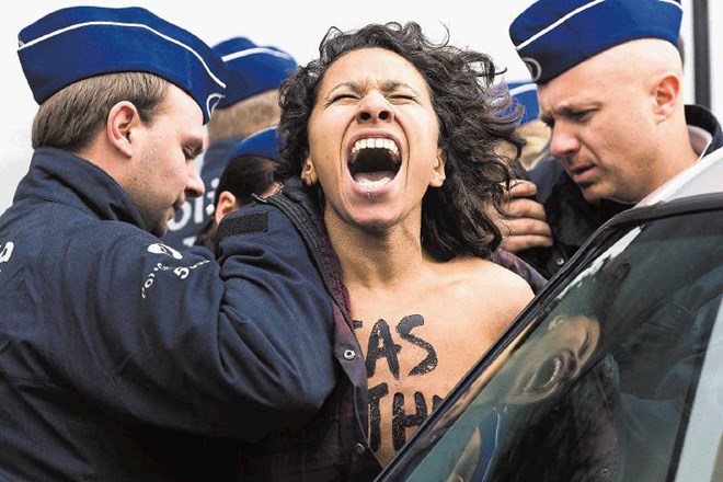 Med vrhom EU o Ukrajini so v Bruslju potekali protesti skupine Femen proti Rusiji oziroma predsedniku Putinu. Takole so...