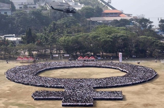 Več kot 10.000 ljudi na Filipinih formiralo največji simbol ženske
