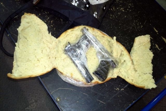Pištoli skrili v kruh, kilogram marihuane v vrečko