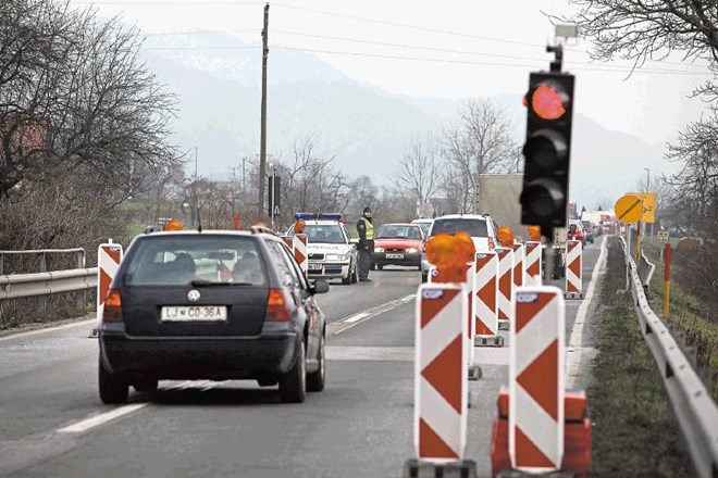 Konec  januarja je bil na petih  mostovih  uveden izmenično enosmerni promet za vsa vozila. 