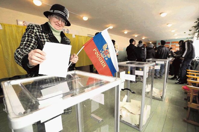 Absurd krimskega referenduma – proruski volilci hodijo na volišča z ruskimi zastavami, tiste z ukrajinskimi simboli...
